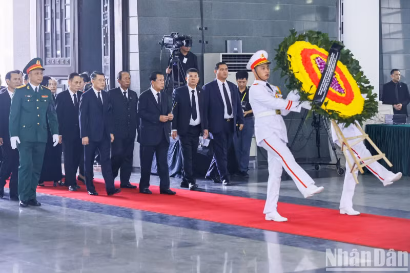 The delegation from the Kingdom of Cambodia, led by President of the Cambodian People's Party and President of the Senate Samdech Techo Hun Sen pays respects to General Secretary Nguyen Phu Trong.