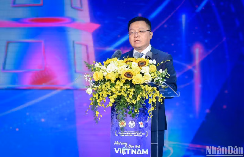 Chairman of the National Press Awards Council Le Quoc Minh, who is also a Member of the Party Central Committee (PCC), Editor-in-Chief of Nhan Dan (People) Newspaper, Deputy Head of the PCC Commission for Communication and Education, and Chairman of the Vietnam Journalists’ Association, speaks at the ceremony. Chairman of the National Press Awards Council Le Quoc Minh, who is also a Member of the Party Central Committee (PCC), Editor-in-Chief of Nhan Dan (People) Newspaper, Deputy Head of the PCC Commission for Communication and Education, and Chairman of the Vietnam Journalists’ Association, speaks at the ceremony.