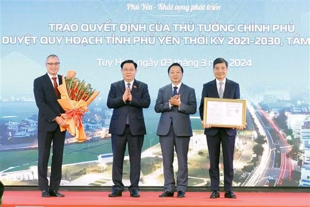 National Assembly Chairman Vuong Dinh Hue (second, left) and Deputy Prime Minister Tran Hong Ha (second, right) at the event (Photo: VNA)