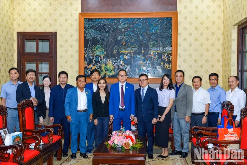 Editor-in-Chief Le Quoc Minh and CCJ President Puy Kea takes a souvenir photo with delegates at the reception.