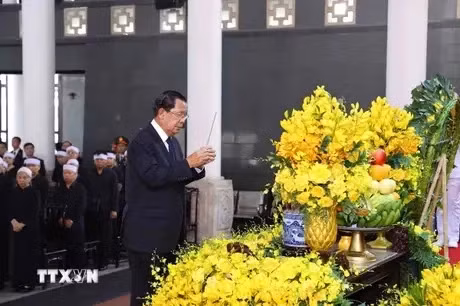CPP President and President of the Cambodian Senate Samdech Techo Hun Sen offers incense to the late Party leader (Photo: VNA)