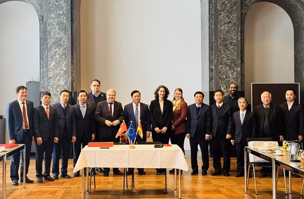 At the signing of a memorandum of understanding on cooperation between the Thai Binh Department of Planning and Investment and Hannoverimpuls GmbH – the economic development agency of the city and region of Hanover. (Photo: VNA)