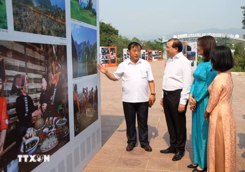 Delegates at the exhibition (Photo: VNA)