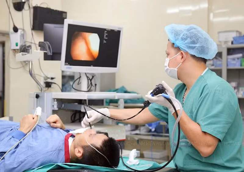 Doctors at Viet Duc Friendship Hospital re-examine and re-evaluate the patient following tracheal transplantation and oesophageal reconstruction.