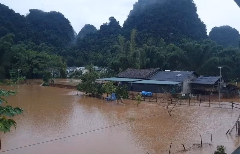 Houses in Tra Linh town, Cao Bang province's Trung Khanh district are inundated on August 11. (Photo: VNA)