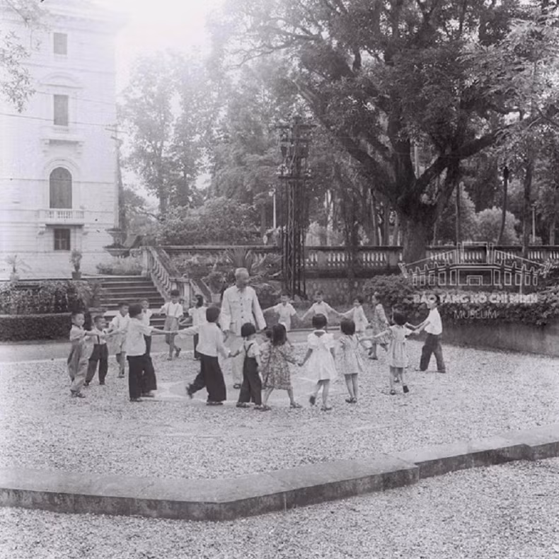 Uncle Ho with children at the Presidential Palace. (File Photo from Ho Chi Minh Museum)