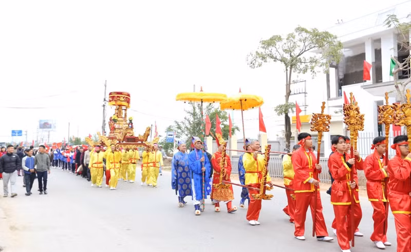 The procession of gods at the festival. (Photo: Tran Thanh)