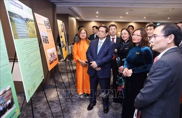 Prime Minister Pham Minh Chinh (front row, first from left) hears an introduction of VASEA's research and production fields as part of the working sesion in Canberra on March 9. (Photo: VNA)