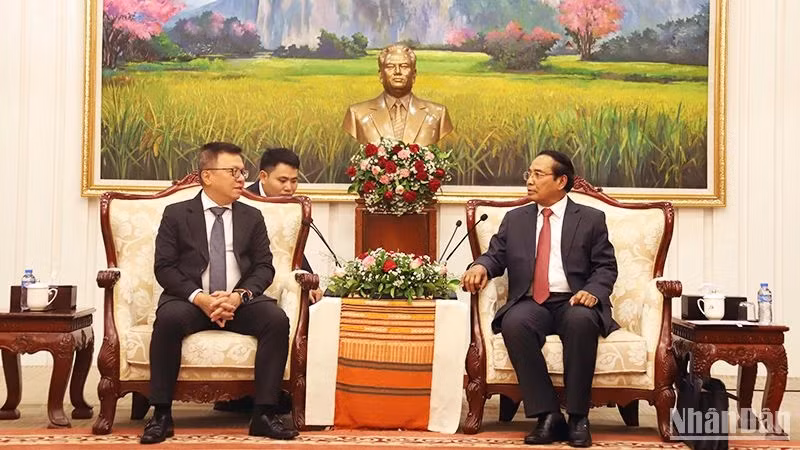 Bounthong Chitmany (right), Permanent member of the Secretariat of the LPRP Central Committee and Vice President of Laos, receives Le Quoc Minh, Editor-in-chief of the Nhan dan newspaper, Vice Chairman of the CPV Central Committee’s Commission for Information and Education and Chairman of the Vietnam Journalists’ Association, in Vientiane on June 7. (Photo: NDO)