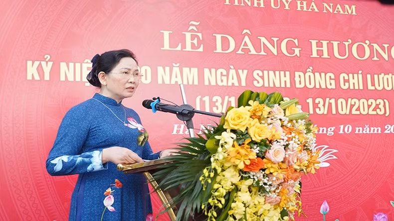 Secretary of the Ha Nam Provincial Party Committee Le Thi Thuy speaks at the ceremony.