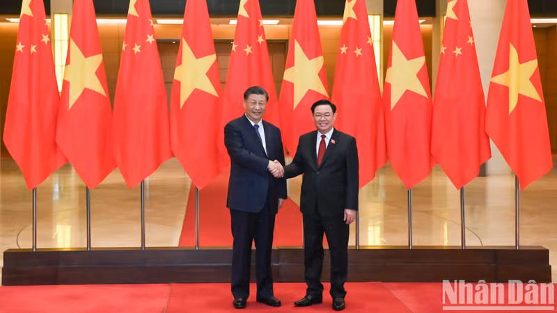 National Assembly Chairman Vuong Dinh Hue and General Secretary and President of China Xi Jinping.