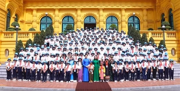 Vice President Vo Thi Anh Xuan and delegates who are taking part in the Sunflower Summer Camp 2023. (Photo: VNA)