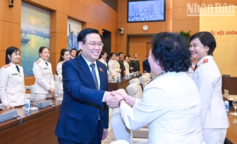 NA Chairman Vuong Dinh Hue and delegates