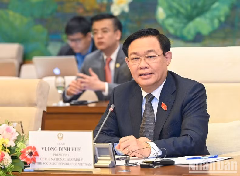 NA Chairman Vuong Dinh Hue speaks at the meeting. (Photo: Duy Linh)