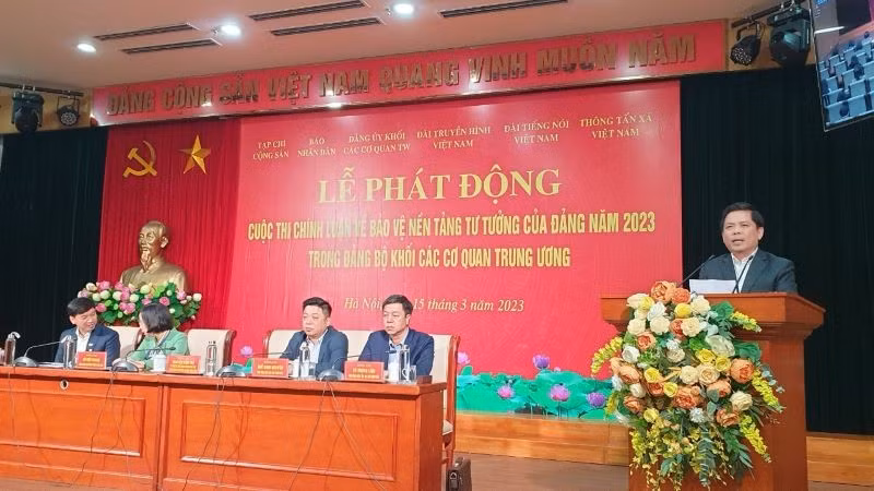 Secretary of the Party Committee of the bloc Nguyen Van The speaks at the ceremony.