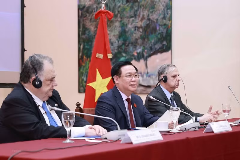 NA Chairman Vuong Dinh Hue (centre) speaks at the celebrating event (Photo: VNA)