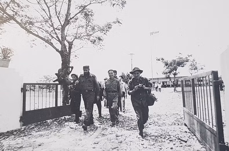 Cuban leader Fidel Castro visits the Provisional Revolutionary Government of the Republic of South Vietnam. (File photo)