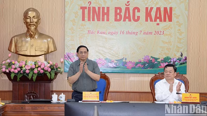 PM Pham Minh Chinh speaks at the session.