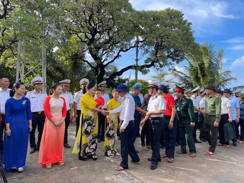Colonel Hoang Luong Ngoc led the delegation to visit troops and people on Truong Sa.