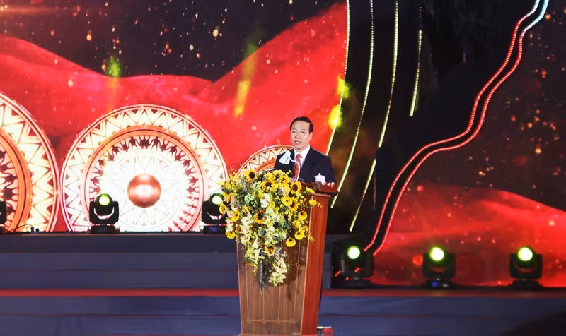 Politburo member and Permanent member of the PCC's Secretariat Vo Van Thuong speaks at the ceremony.