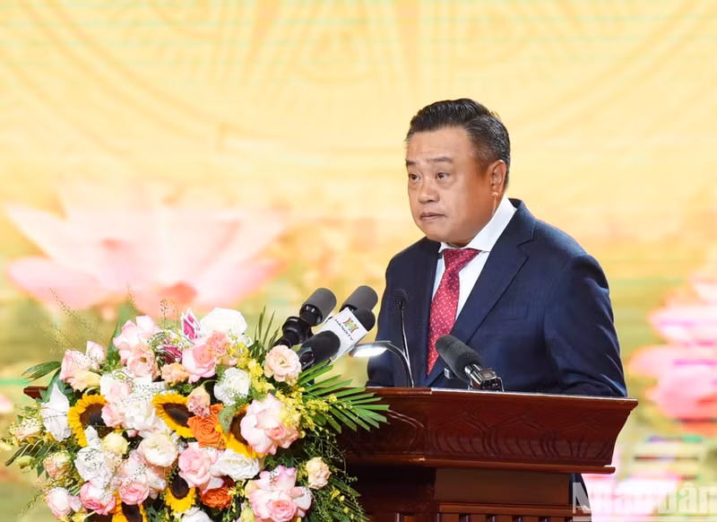 Chairman of the Hanoi People’s Committee Tran Sy Thanh speaks at the conference.