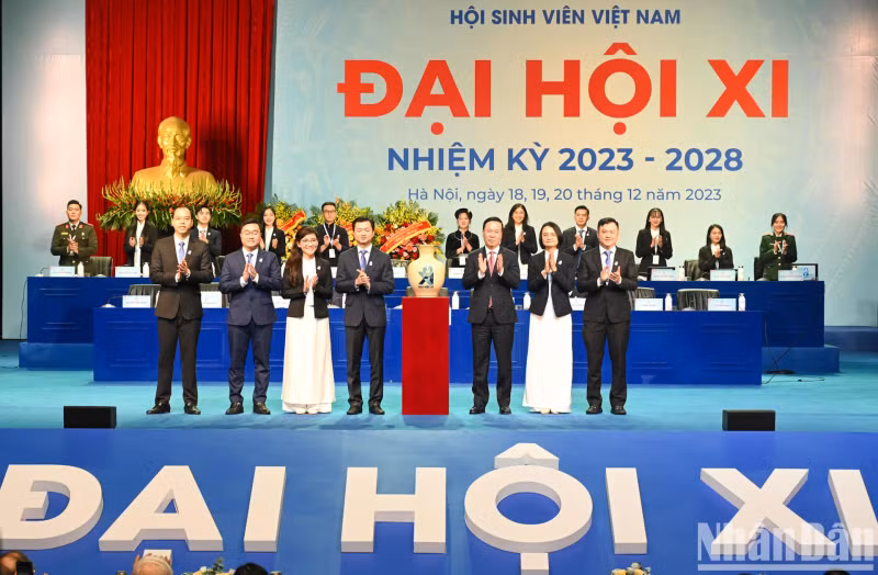 President Vo Van Thuong presents a gift to congratulate the Congress.