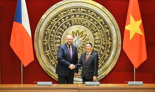 Vietnamese NA Vice Chairman Nguyen Duc Hai (R) and Vice Chairman of the Chamber of Deputies of the Czech Republic Jan Bartosek at the talks in Hanoi on May 23 (Photo: quochoi.vn)