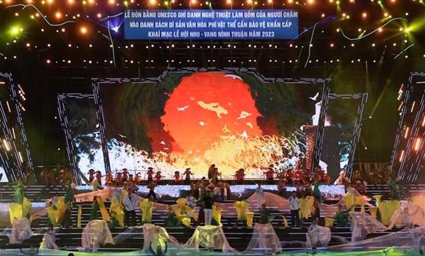 A dancing performance at the ceremony on June 15 (Photo: VNA)