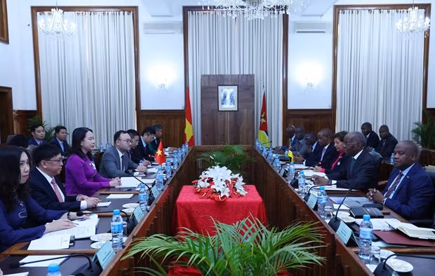 At the talks between Vietnamese Vice President Vo Thi Anh Xuan and Mozambican Prime Minister Adriano Maleiane. (Photo: VNA)