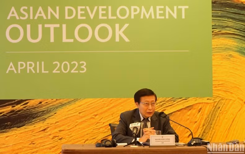 Principal Country Economist for Vietnam Nguyen Minh Cuong speaks at the event. (Photo: NDO/Trung Hung)