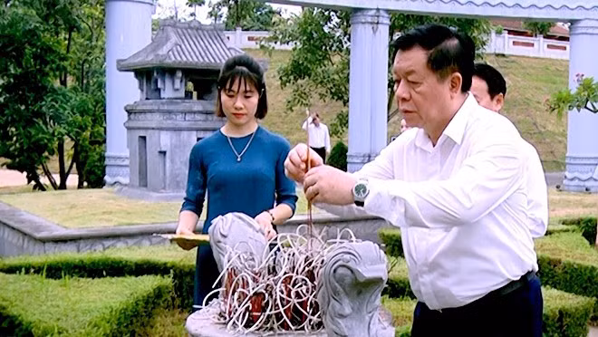 PCC Secretary and Head of the PCC’s Commission for Communication and Education Nguyen Trong Nghia offers incense to commemorate patriot Nguyen Thai Hoc and fallen soldiers. 