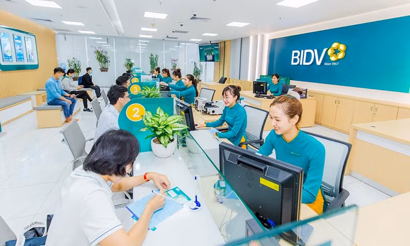 Customer transactions at a BIDV’s branch.
