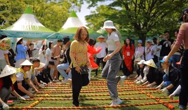 Visitors join Mua sap (a traditional dance of Vietnam). (Photo: VNA)