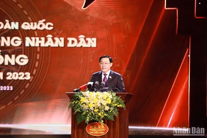 NA Chairman Vuong Dinh Hue speaks at the ceremony.