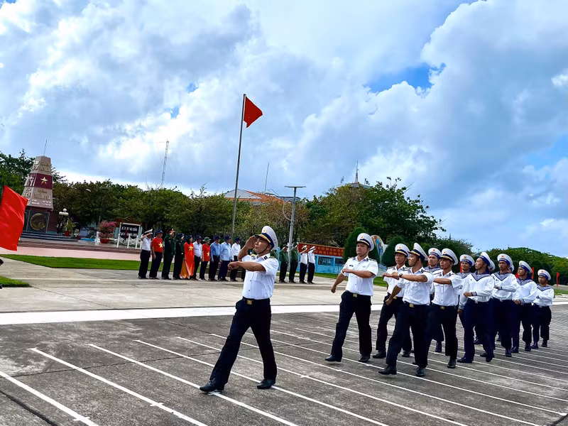 The delegation performed the National Flag Salute Ceremony in Truong Sa town.