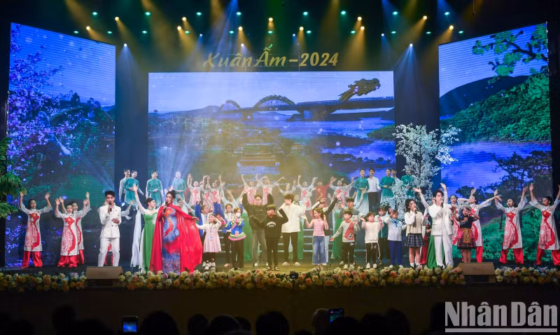 The programmes features an elaborately choreographed art space, with songs and dance on the Party, the spring, the love for the country and the spirit of solidarity and compassion.