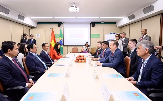 Prime Minister Chinh hosts a reception for President of the Brazil-Vietnam Friendship Parliamentarians’ Group Márcio Honaiser. (Photo: VNA)