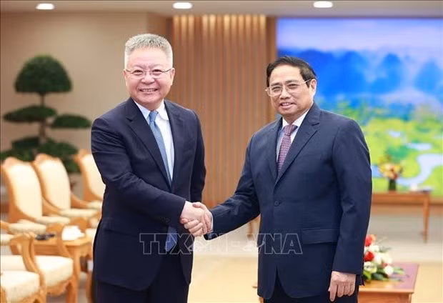 Prime Minister Pham Minh Chinh (R) and Secretary of the Party Committee of Hainan province Shen Xiaoming. (Photo: VNA)