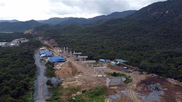 Construction of Cam Lam - Vinh Hao section, one of the 11 projects under the first phase of the mega North-South expressway. (Photo: VNA)