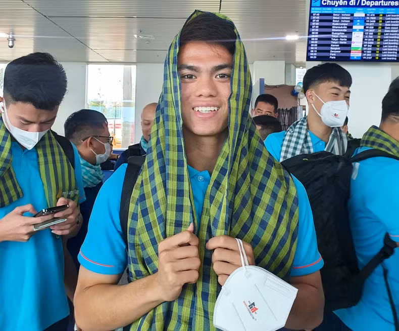 Khuat Van Khang is interested in the traditional Cambodian bandana. (Photo: VFF) Khuat Van Khang is interested in the traditional Cambodian bandana. (Photo: VFF)