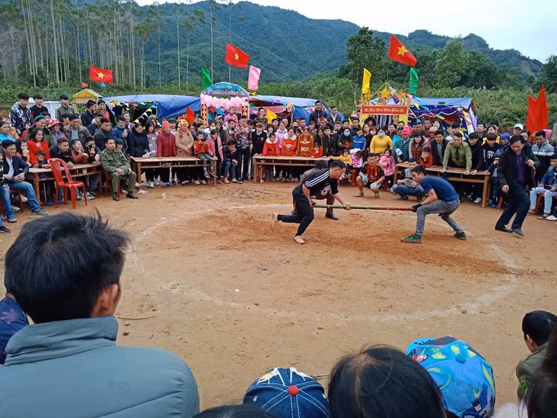 Folk games always attract a large number of people and tourists to see and experience.