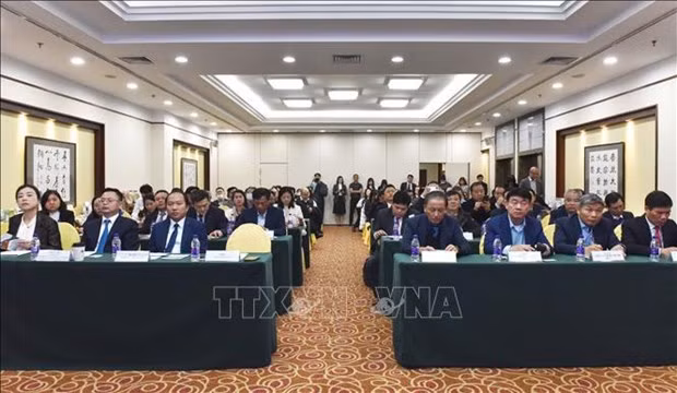 Vietnamese and Chinese participants in the conference in Beijing on November 27. (Photo: VNA)