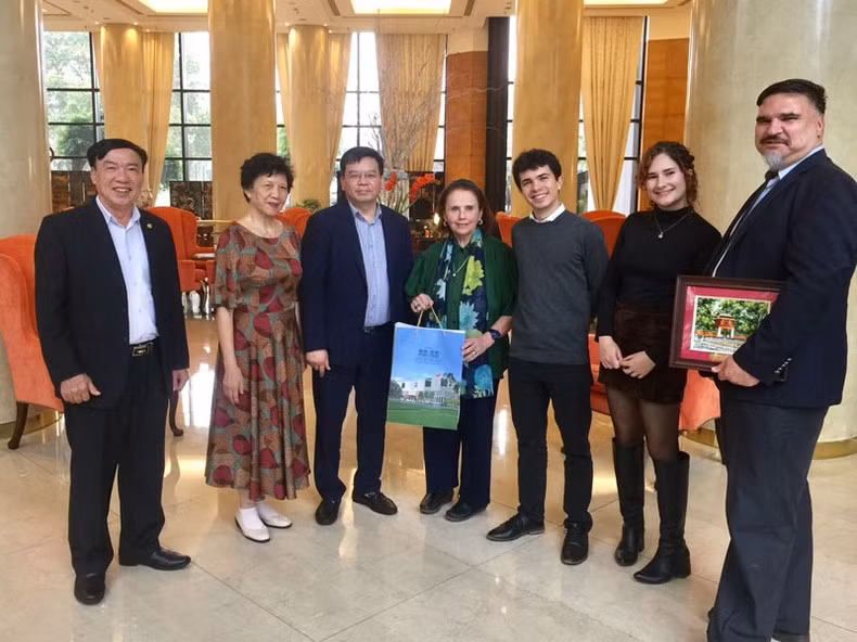 Representatives of the VUFO and ICAV leaders meet and work during the visit to Argentina, by NA Chairman Vuong Dinh Hue.