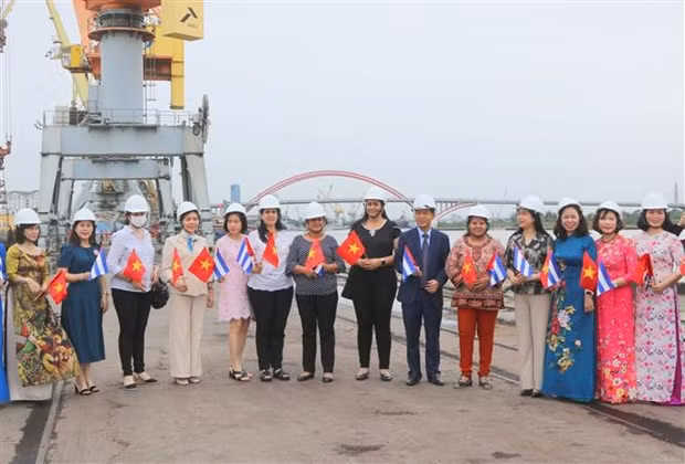 Representatives of Cuban Women's Union and Port of Hai Phong Joint Stock Company take a photo at Hai Phong Port (Photo: VNA)