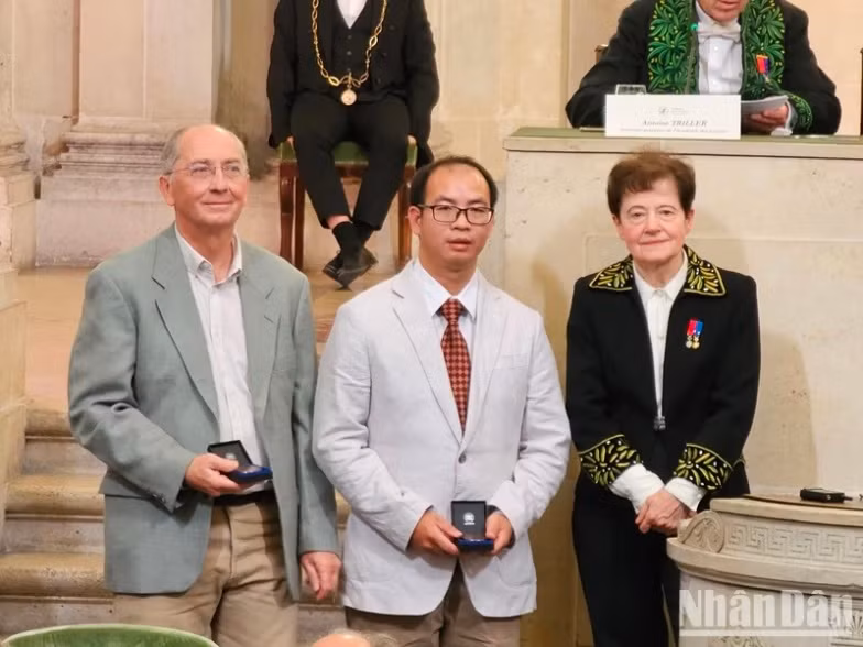 Scientist Tran Quang Hoa and his co-researcher Prof. Marc Chardin