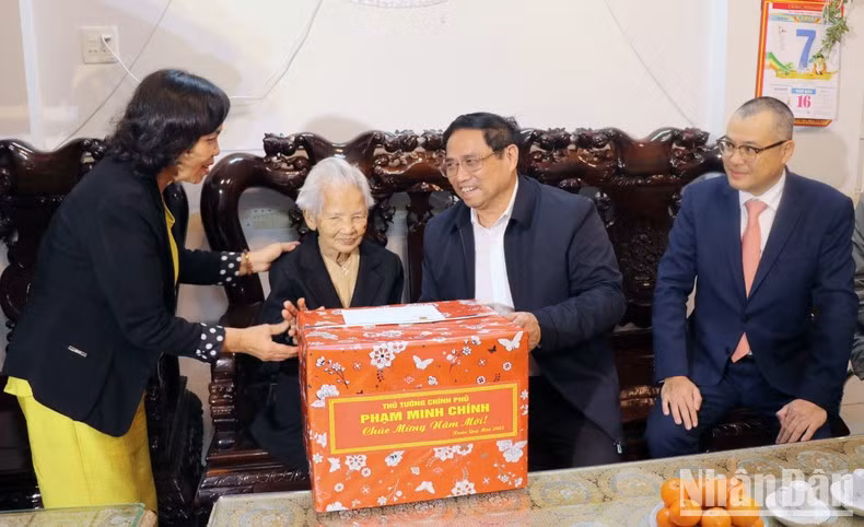 PM Pham Minh Chinh visits and presents a Tet gift to Vietnamese Heroic Mother Do Thi Phuong.