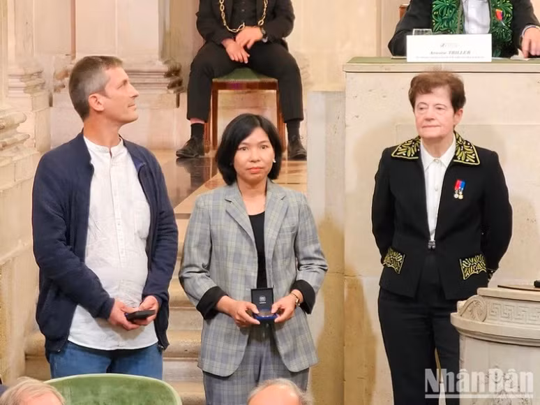 Scientist Hoang Thi Giang and her co-researcher Prof. Stéphane Jouannic