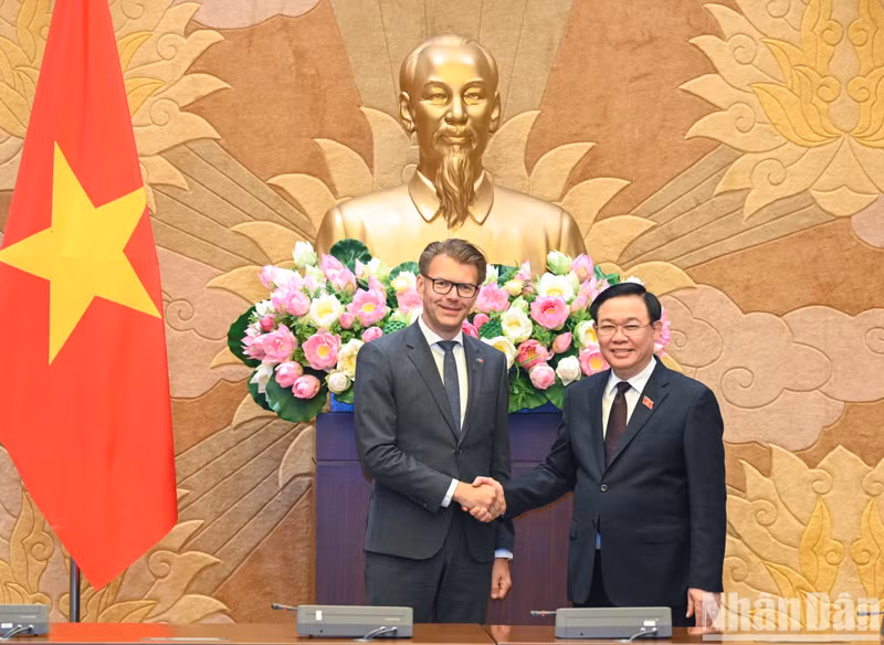 NA Chairman Vuong Dinh Hue and the EP delegation (Photo: VNA)
