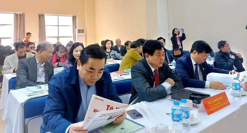 Delegates attend the seminar.