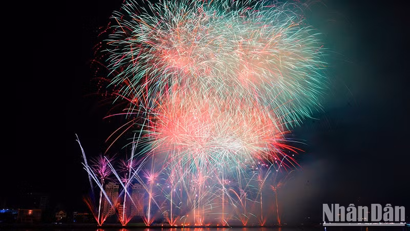 Firework display of the French team (Photo: NDO) 